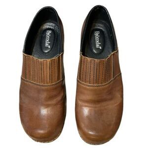 Leather clogs